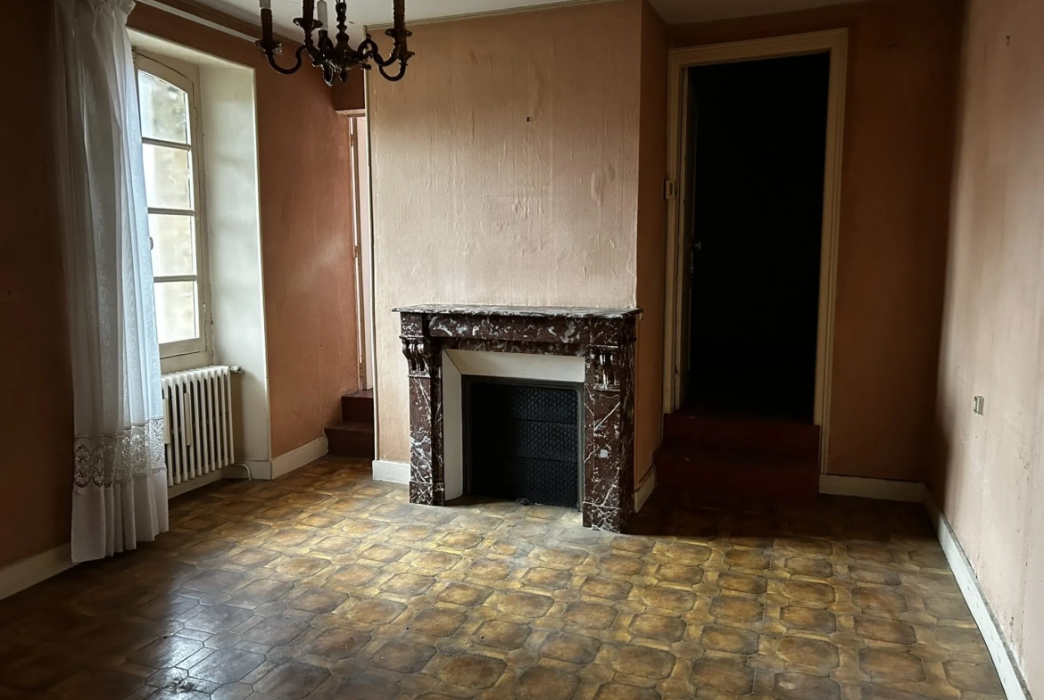 Maison ancienne à rénover avec fort potentiel à Courtenay, proche commodités 