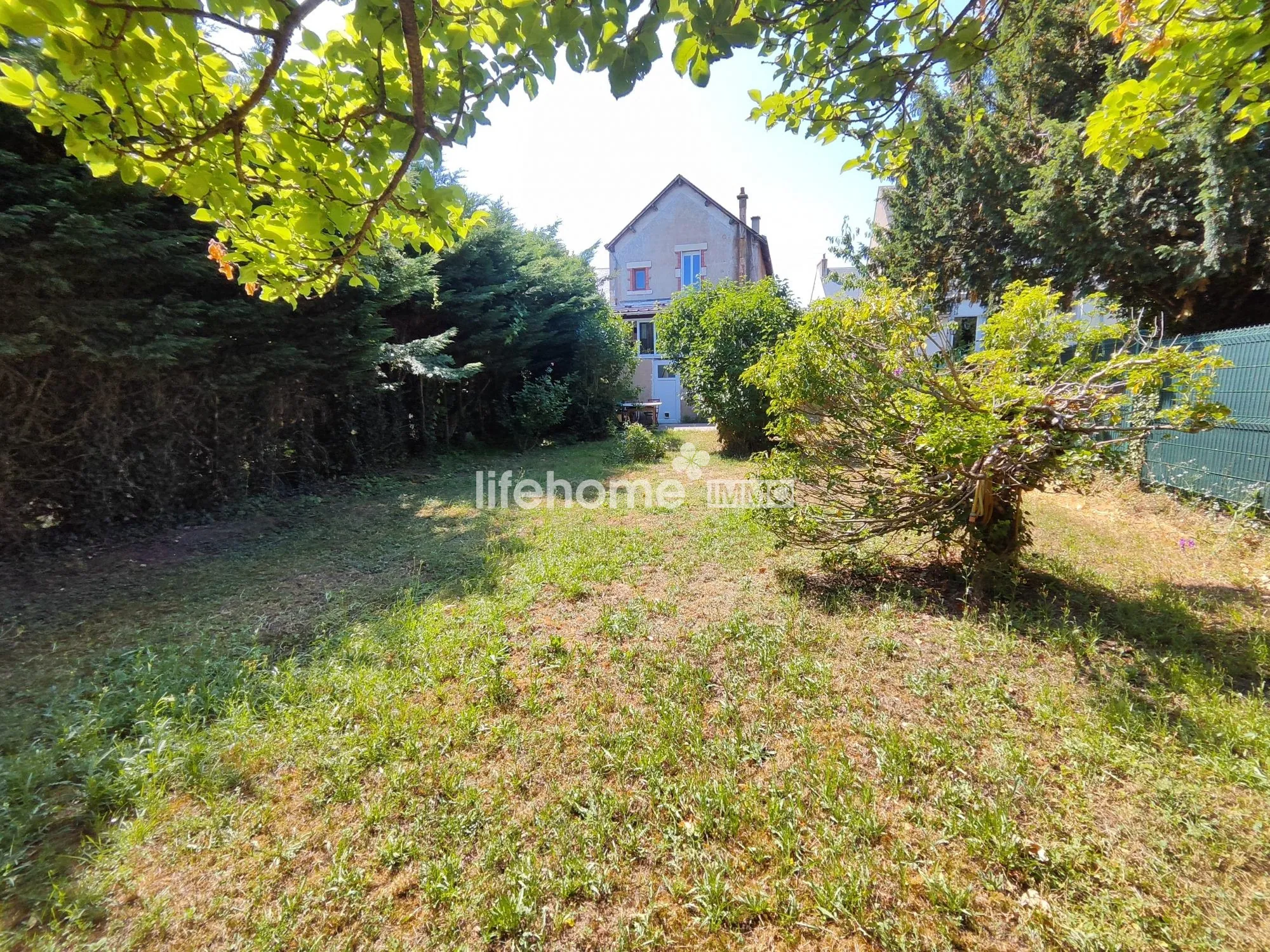 Maison de ville avec jardin à Châteauroux proche hyper centre – idéal famille 
