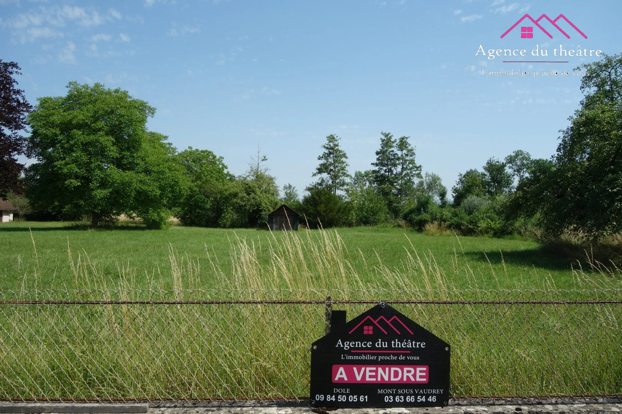 Terrain constructible plat de 2606 m² à Montbarrey - Viabilisé 