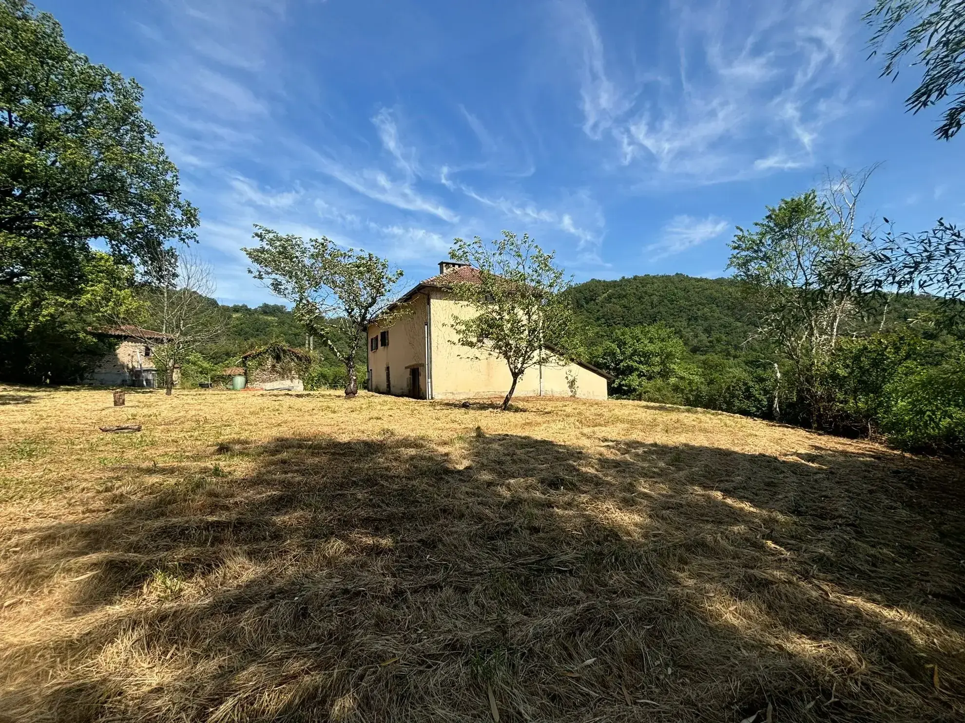 Maison Auvergnate à rénover avec jardin, proche Maurs-la-Jolie 