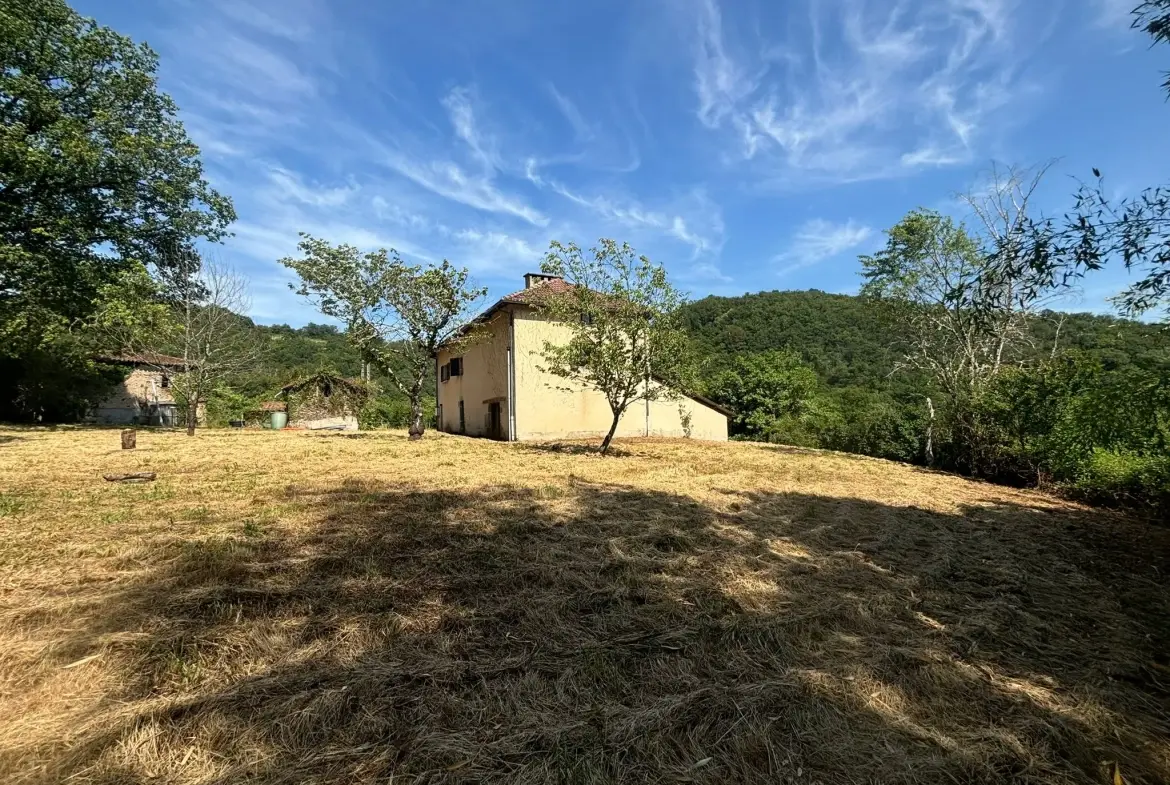Maison Auvergnate à rénover avec jardin, proche Maurs-la-Jolie 