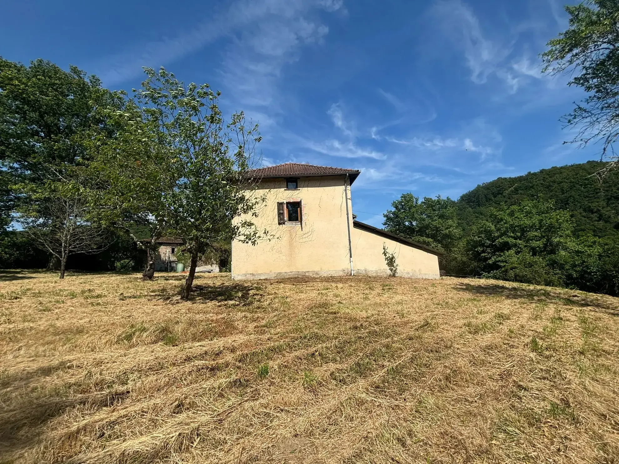 Maison Auvergnate à rénover avec jardin, proche Maurs-la-Jolie 