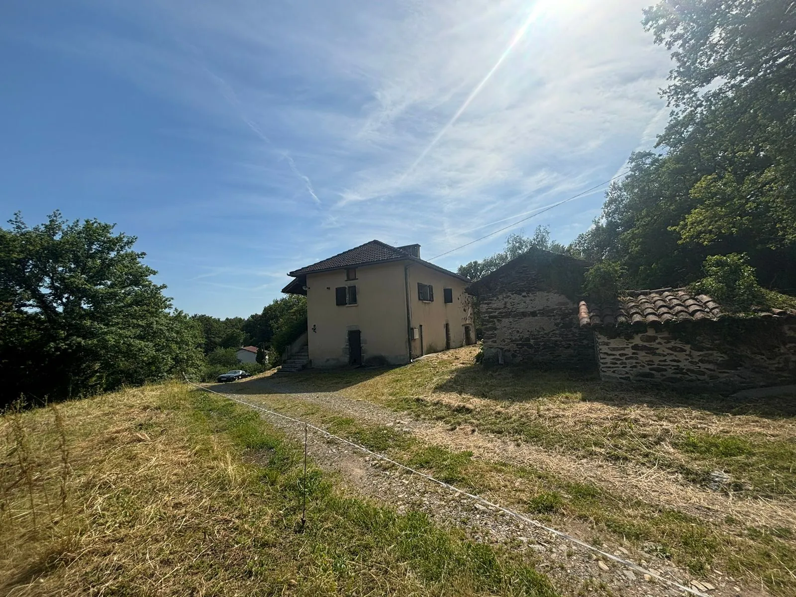Maison Auvergnate à rénover avec jardin, proche Maurs-la-Jolie 