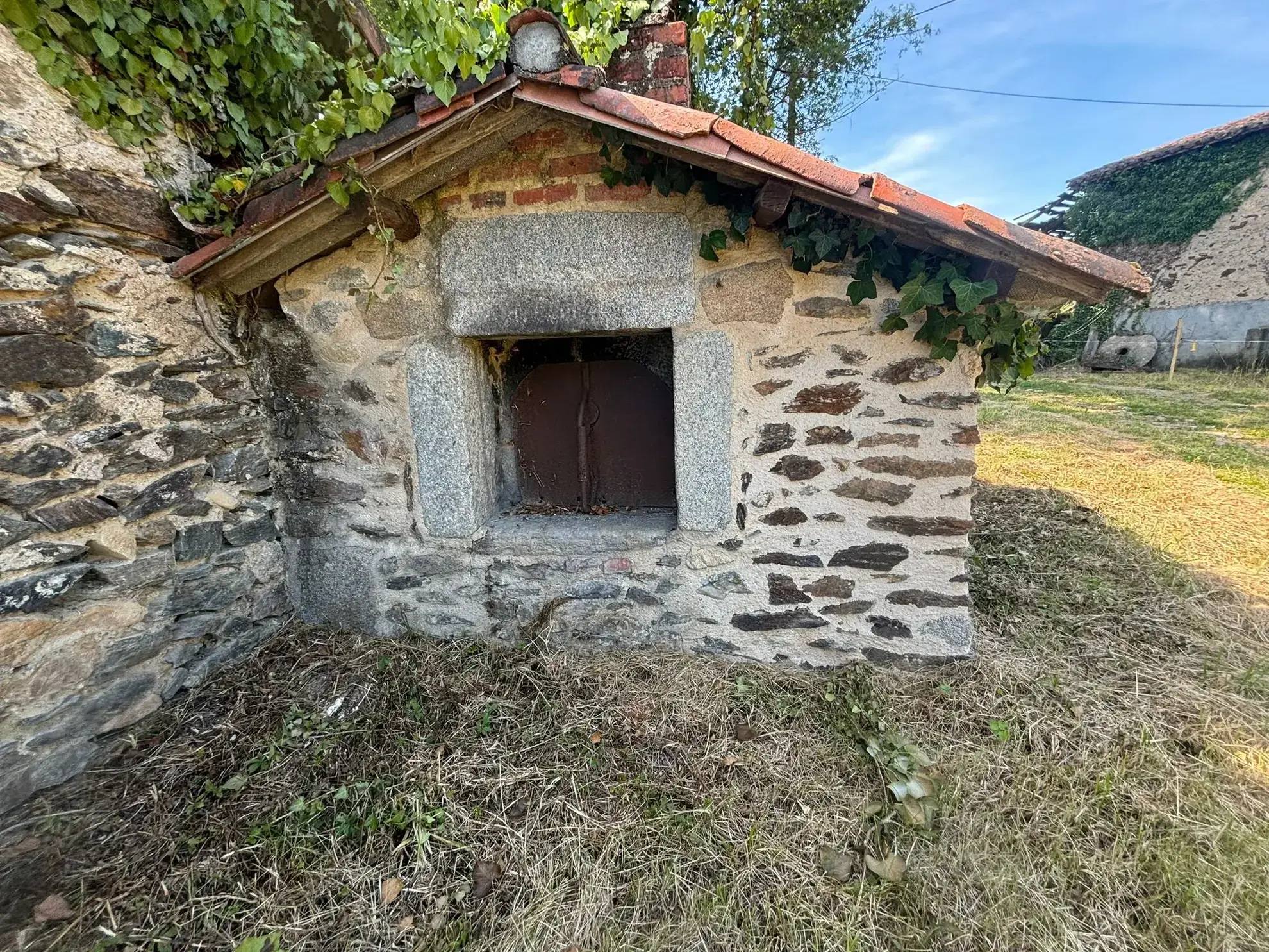 Maison Auvergnate à rénover avec jardin, proche Maurs-la-Jolie 