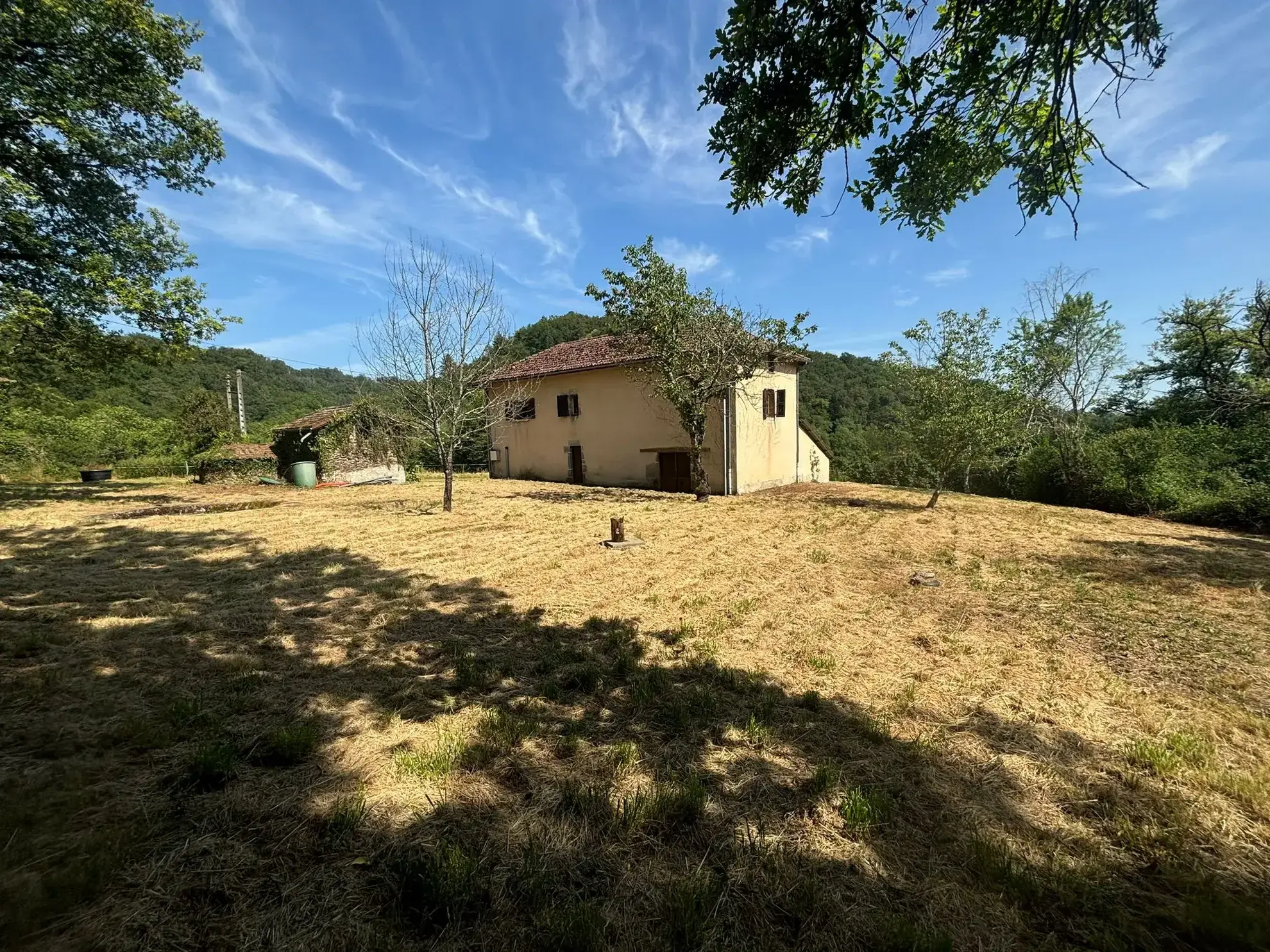 Maison Auvergnate à rénover avec jardin, proche Maurs-la-Jolie 