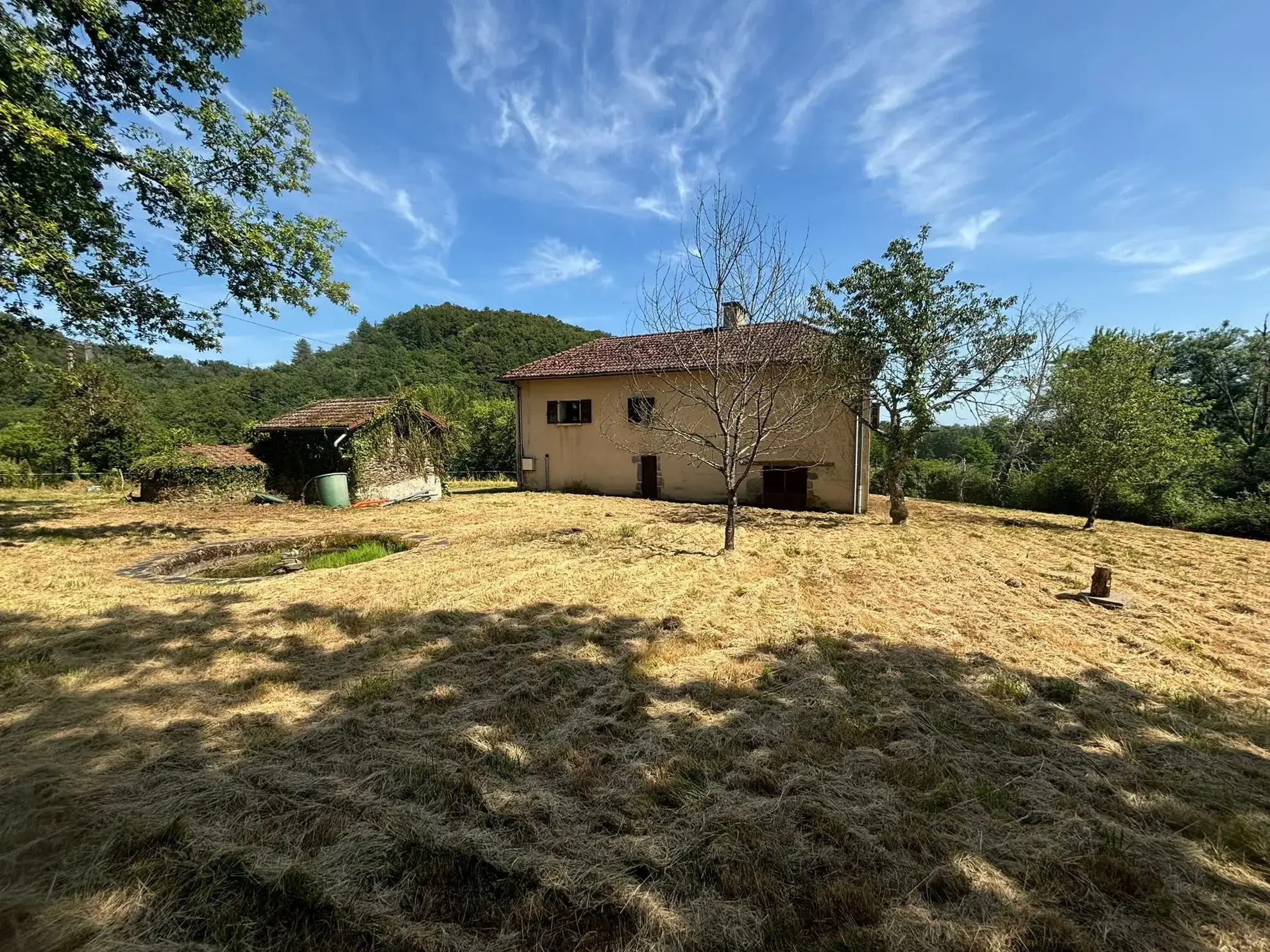 Maison Auvergnate à rénover avec jardin, proche Maurs-la-Jolie 
