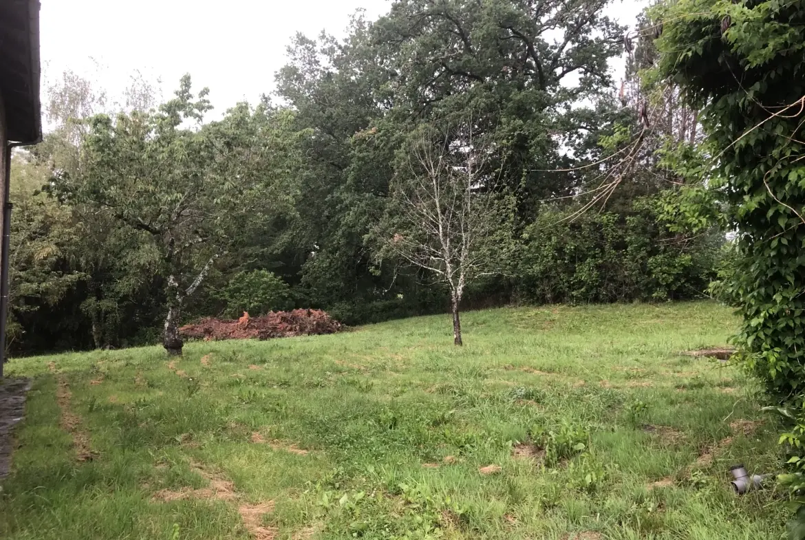 Maison Auvergnate à rénover avec jardin, proche Maurs-la-Jolie 