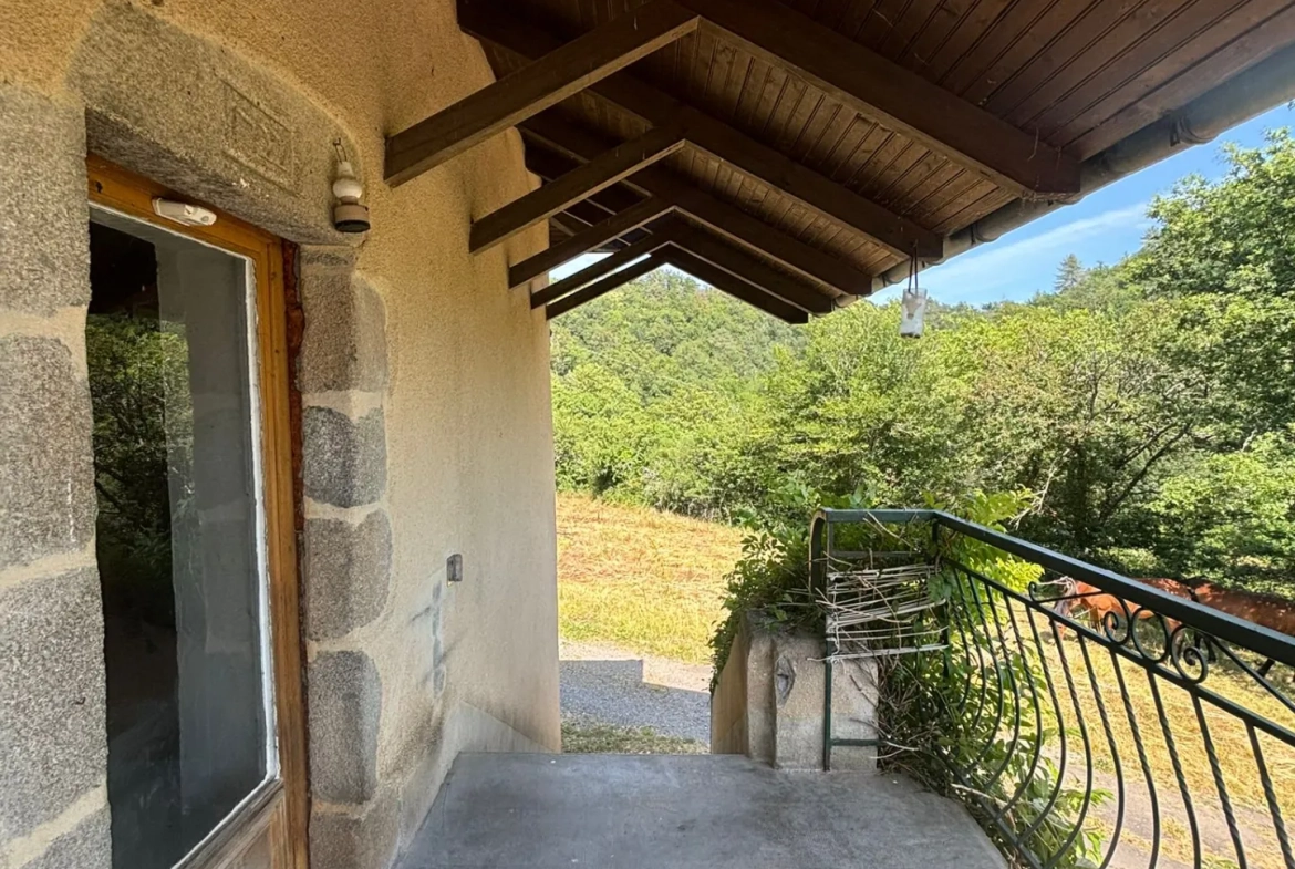 Maison Auvergnate à rénover avec jardin, proche Maurs-la-Jolie 