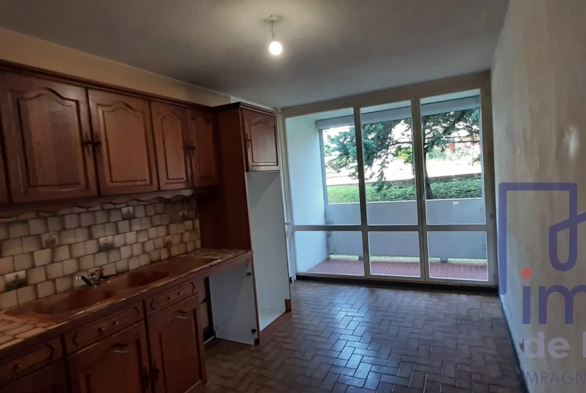Appartement T4/T5 avec 3 chambres, loggia, cave et parking à Saint-Étienne 