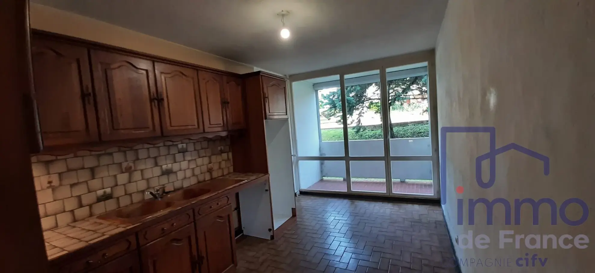 Appartement T4/T5 avec 3 chambres, loggia, cave et parking à Saint-Étienne 