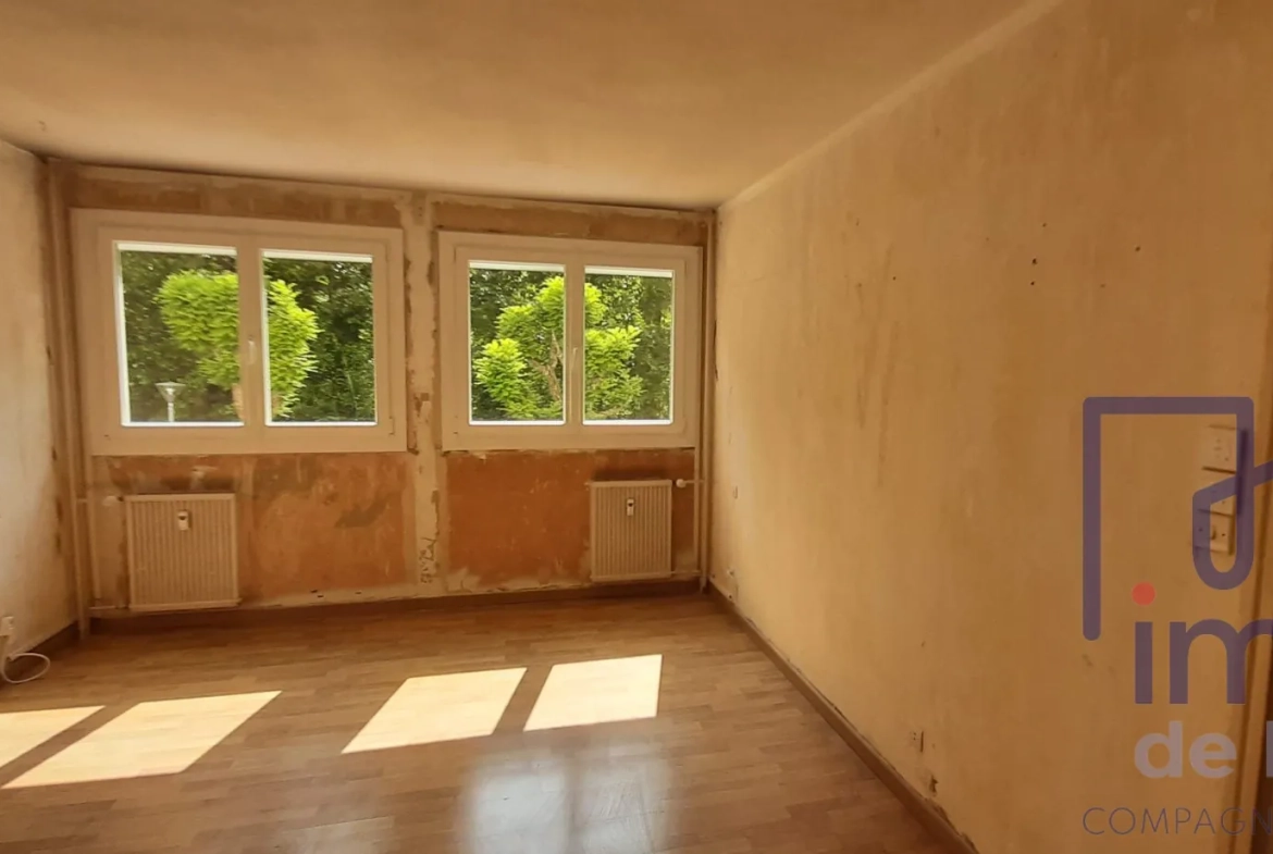 Appartement T4/T5 avec 3 chambres, loggia, cave et parking à Saint-Étienne 