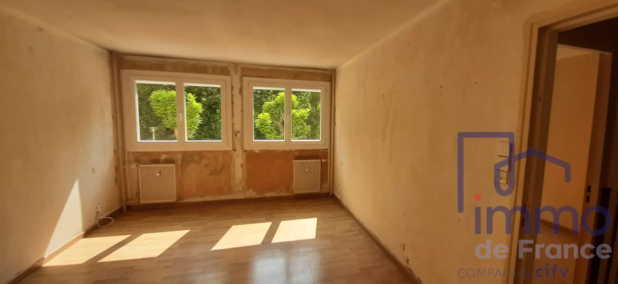 Appartement T4/T5 avec 3 chambres, loggia, cave et parking à Saint-Étienne 