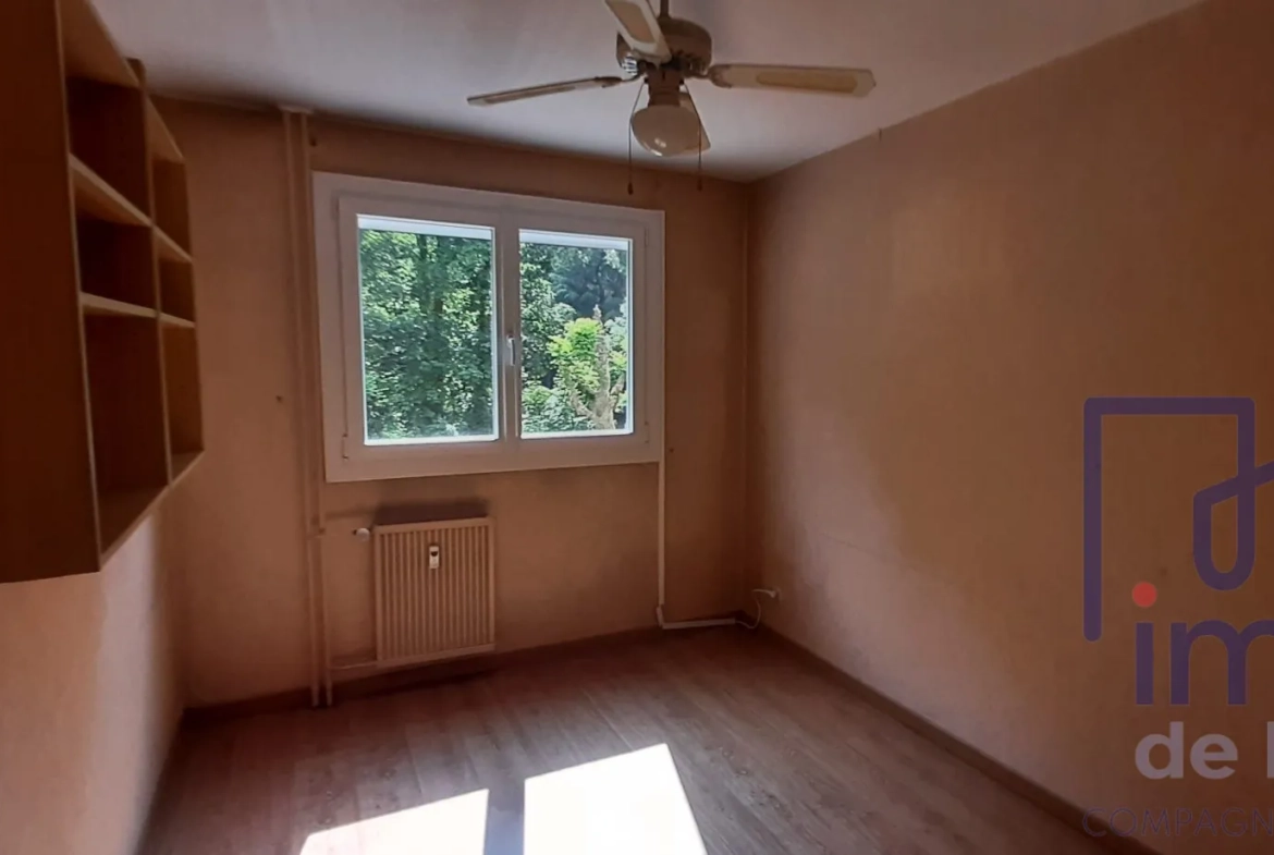 Appartement T4/T5 avec 3 chambres, loggia, cave et parking à Saint-Étienne 