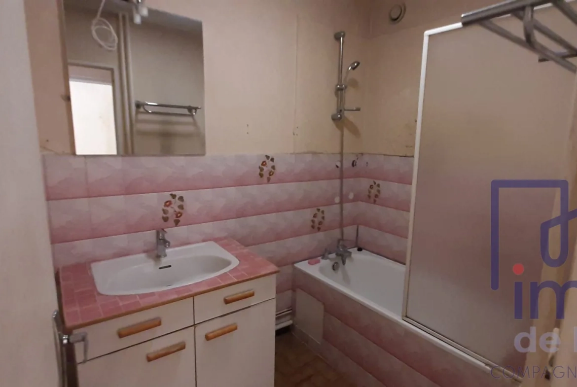 Appartement T4/T5 avec 3 chambres, loggia, cave et parking à Saint-Étienne 