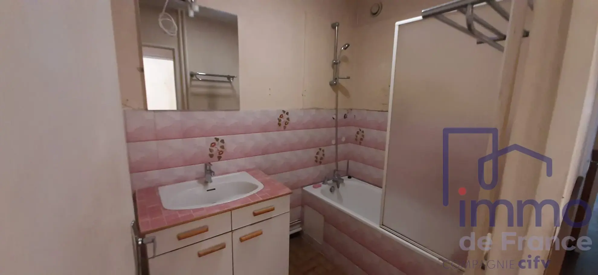 Appartement T4/T5 avec 3 chambres, loggia, cave et parking à Saint-Étienne 