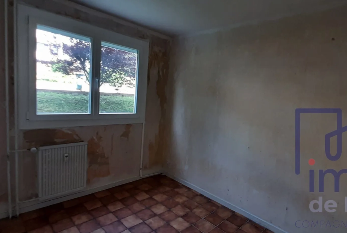 Appartement T4/T5 avec 3 chambres, loggia, cave et parking à Saint-Étienne 