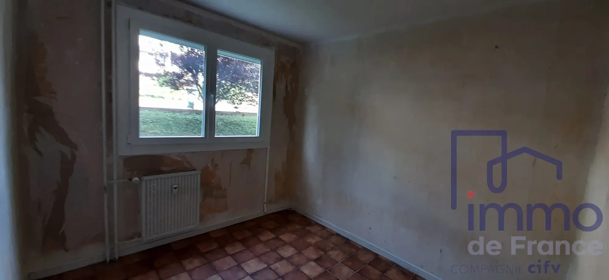 Appartement T4/T5 avec 3 chambres, loggia, cave et parking à Saint-Étienne 