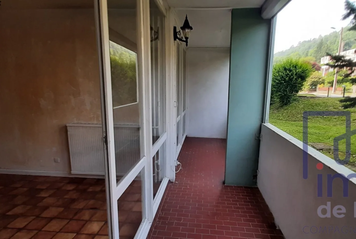 Appartement T4/T5 avec 3 chambres, loggia, cave et parking à Saint-Étienne 