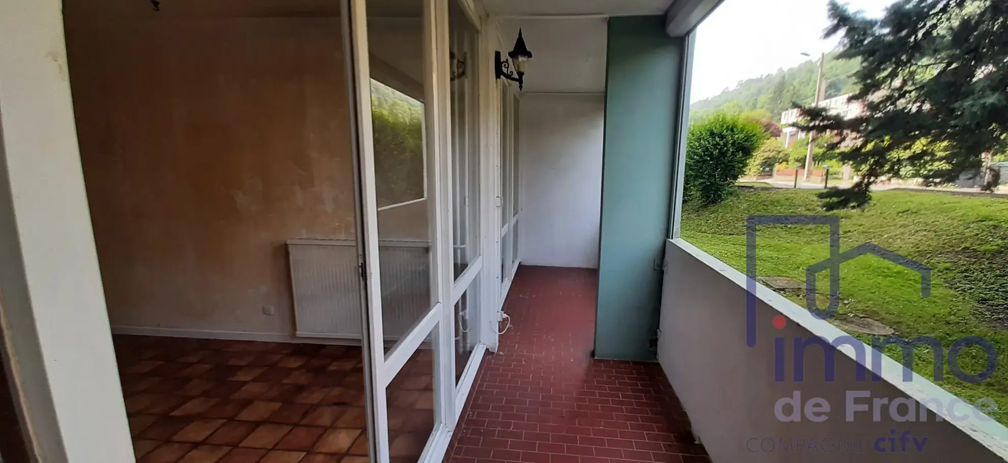 Appartement T4/T5 avec 3 chambres, loggia, cave et parking à Saint-Étienne 