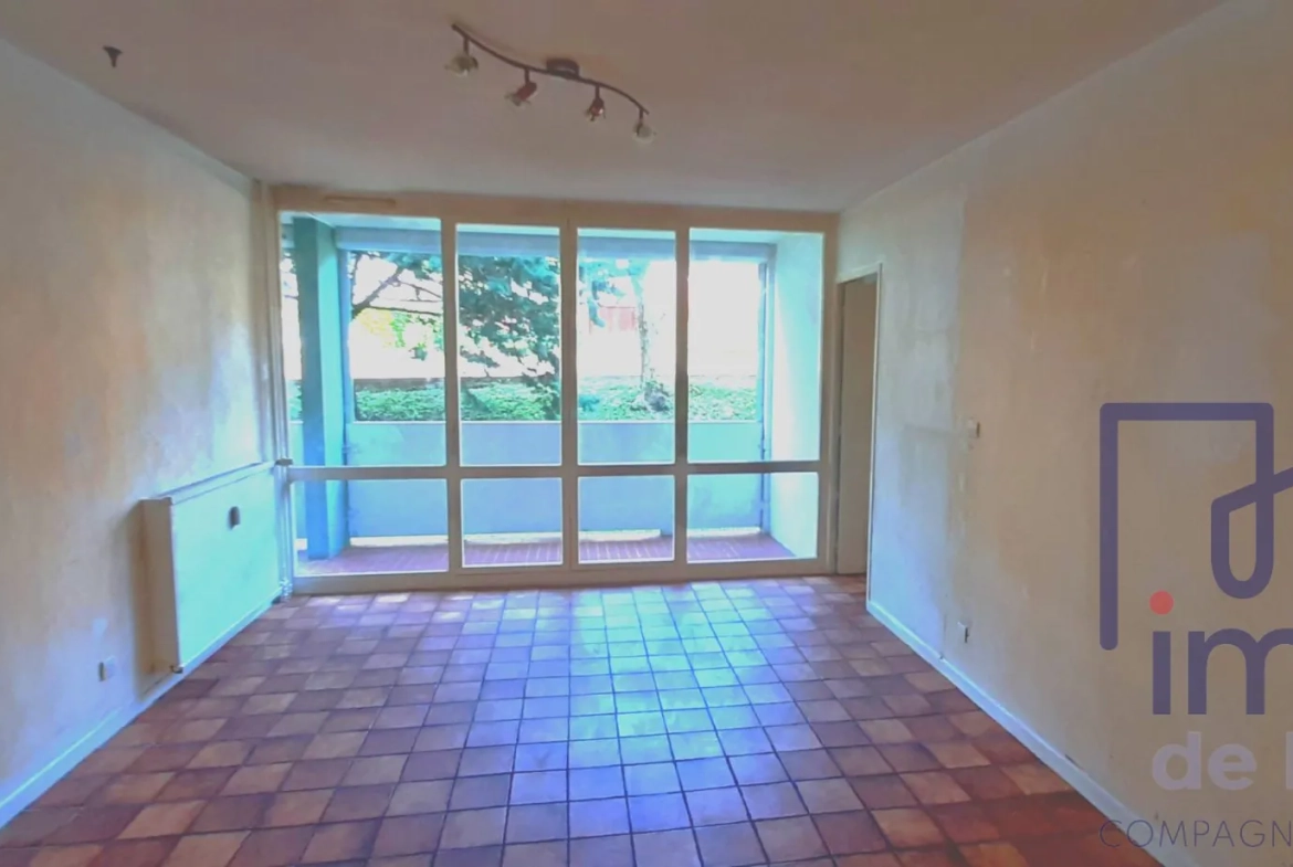 Appartement T4/T5 avec 3 chambres, loggia, cave et parking à Saint-Étienne 
