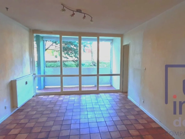 Appartement T4/T5 avec 3 chambres, loggia, cave et parking à Saint-Étienne