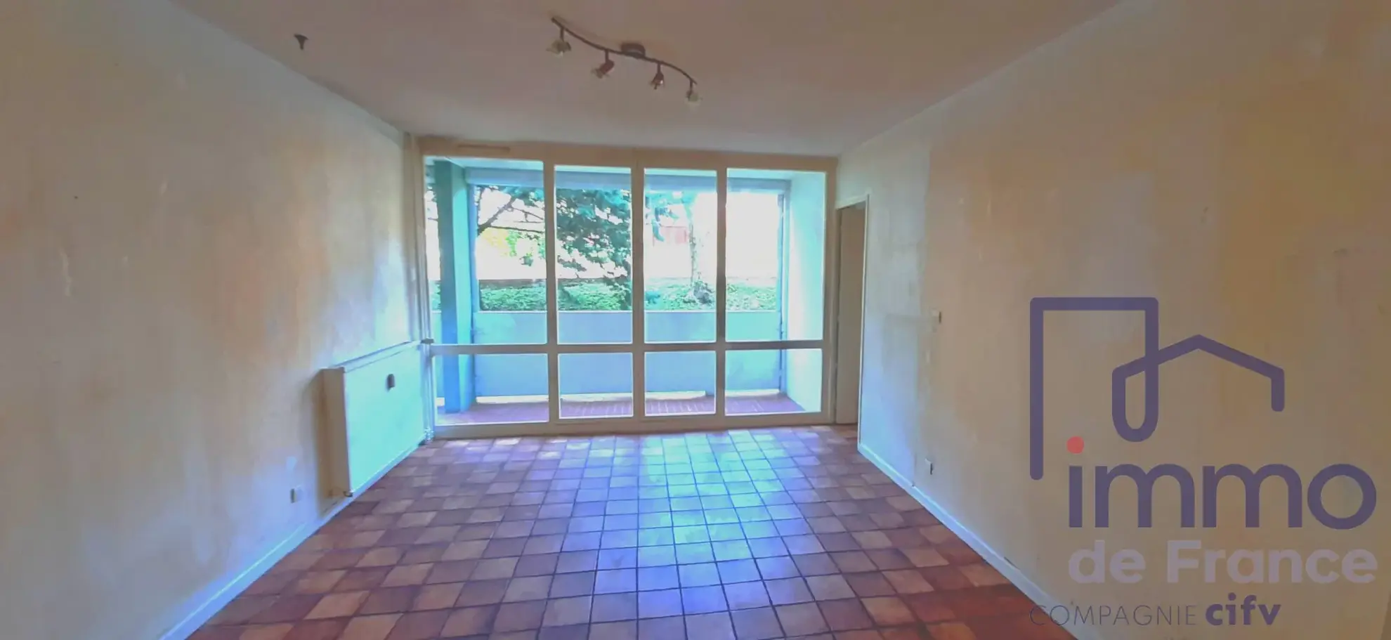 Appartement T4/T5 avec 3 chambres, loggia, cave et parking à Saint-Étienne 