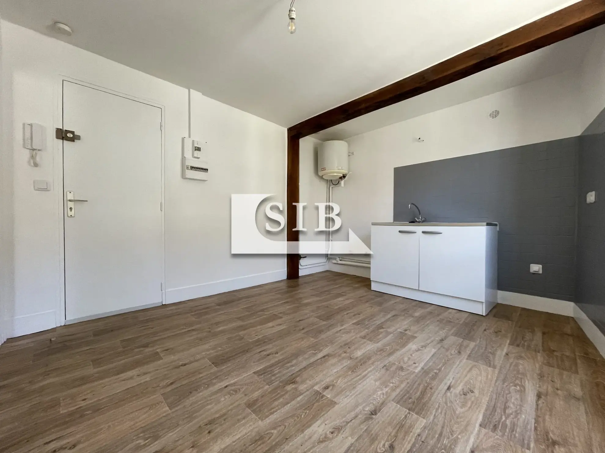 Appartement 2 pièces à vendre à La Ville-du-Bois, rénové et loué 