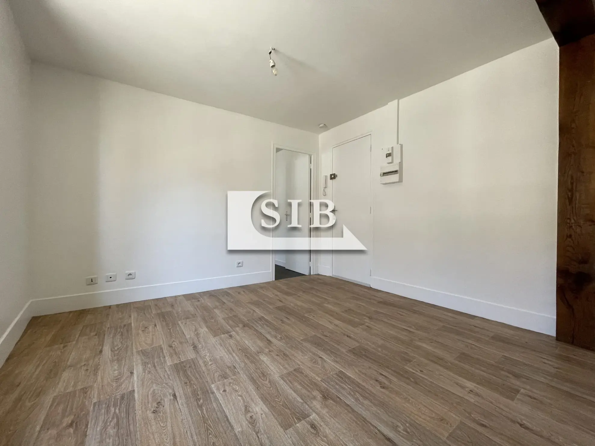 Appartement 2 pièces à vendre à La Ville-du-Bois, rénové et loué 