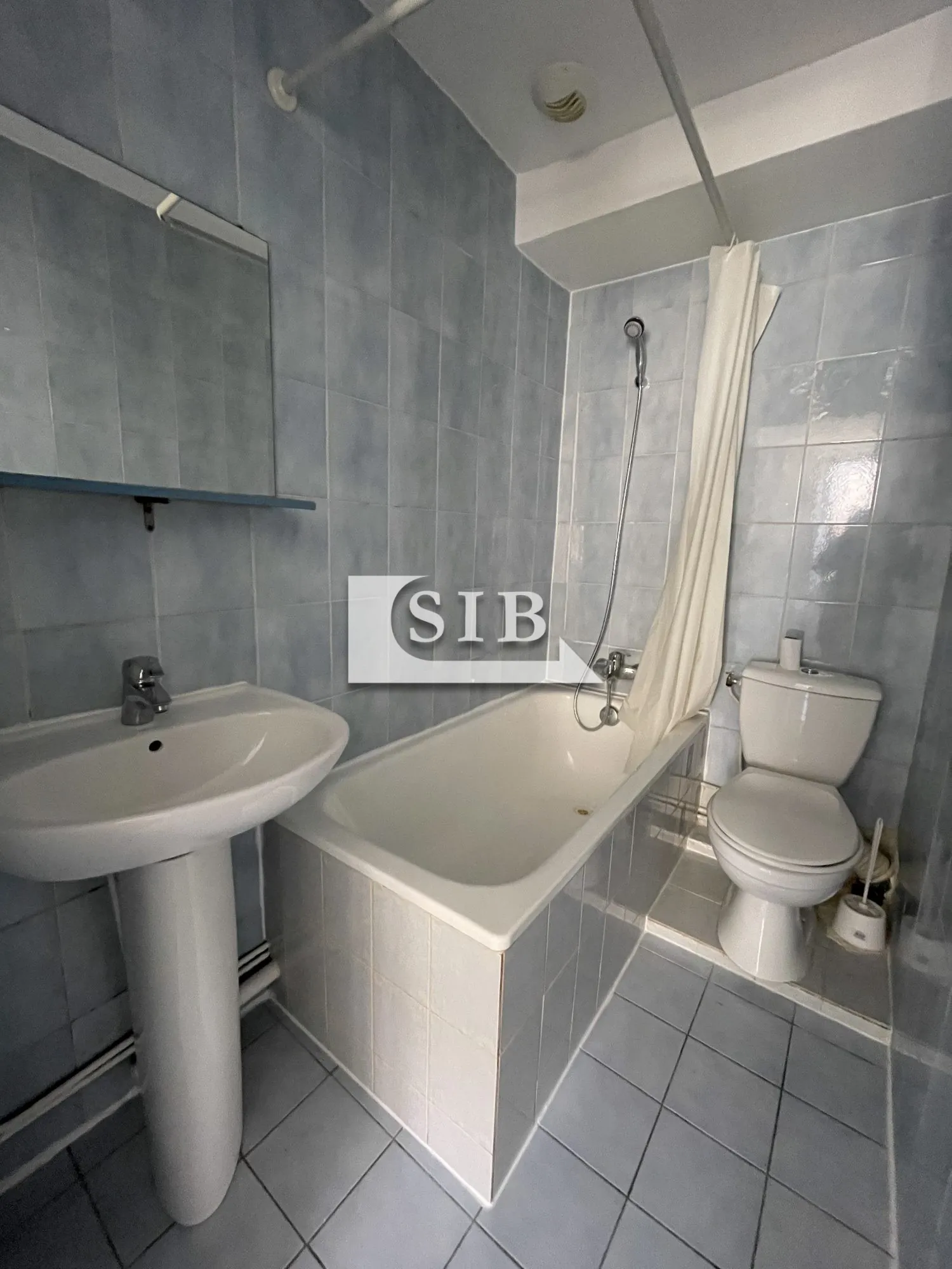 Appartement 2 pièces à vendre à La Ville-du-Bois, rénové et loué 
