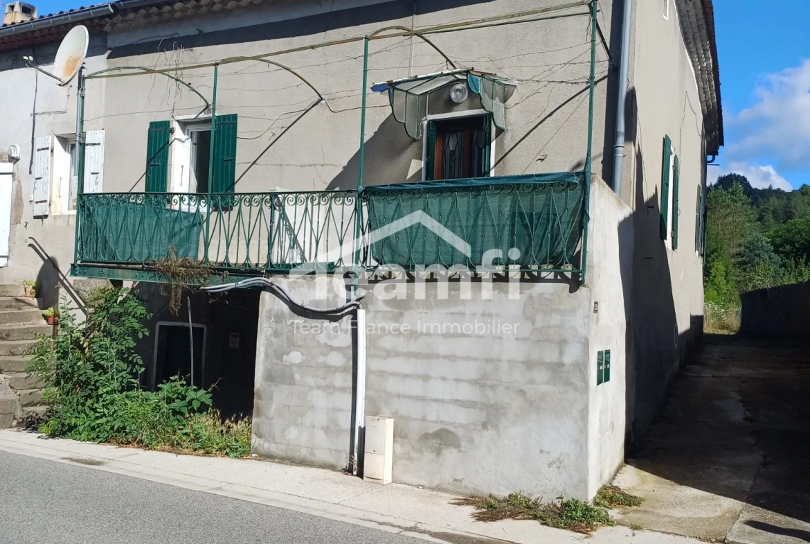 Maison à vendre à Prades avec grand jardin et potentiel d'investissement 