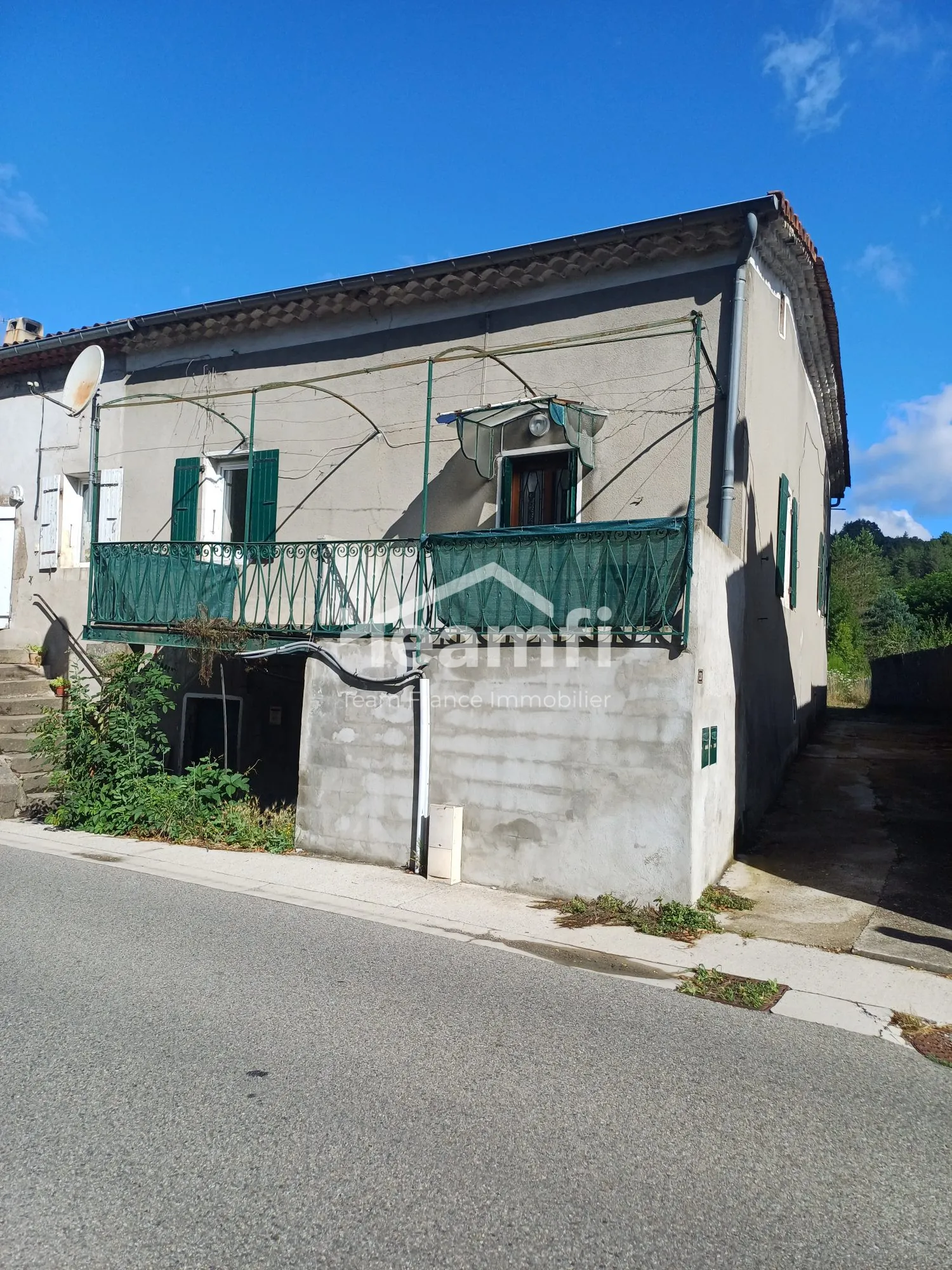Maison à vendre à Prades avec grand jardin et potentiel d'investissement 