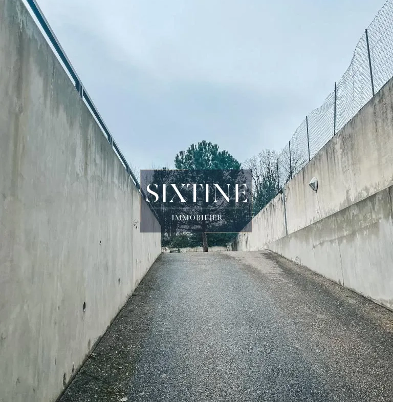 Garage en location à Bourgoin-Jallieu dans résidence sécurisée 
