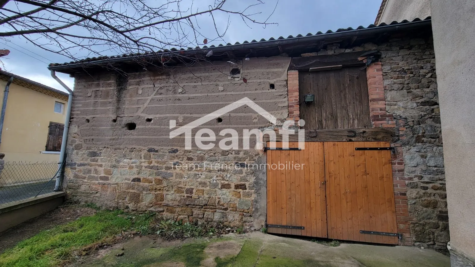 Maison de 71 m² à Lezoux avec deux granges et potentiel d'investissement 