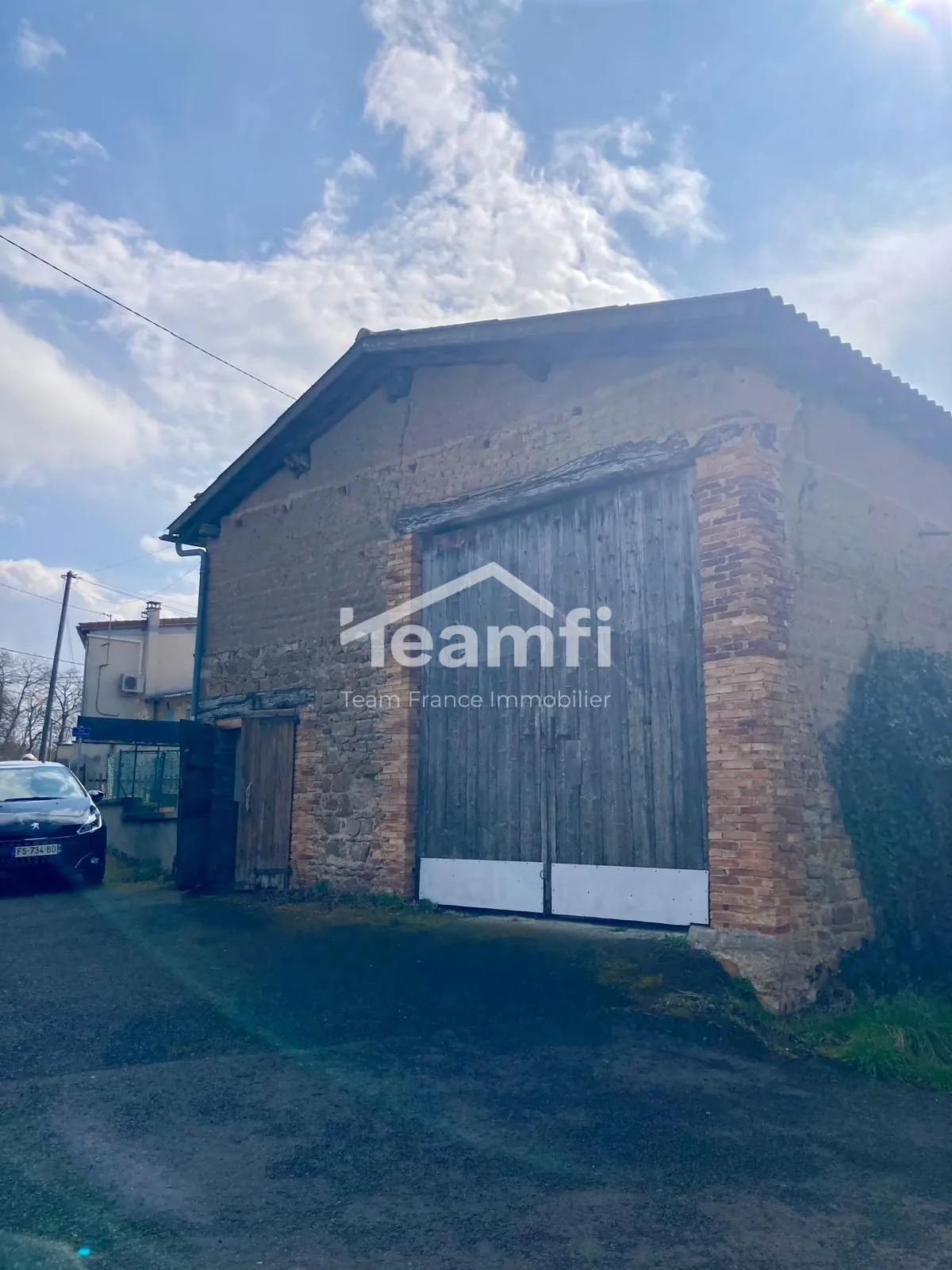 Maison de 71 m² à Lezoux avec deux granges et potentiel d'investissement 