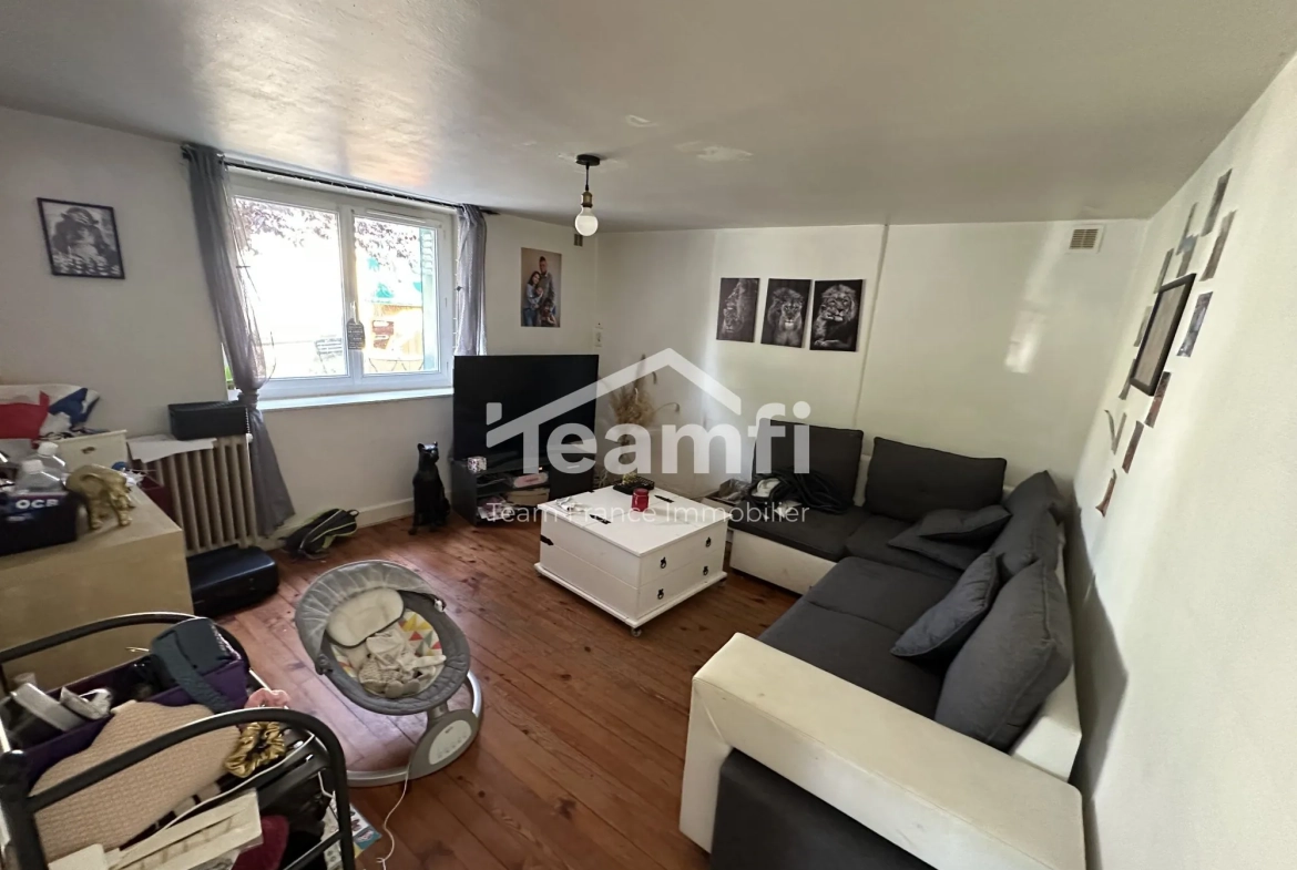 Maison de 71 m² à Lezoux avec deux granges et potentiel d'investissement 