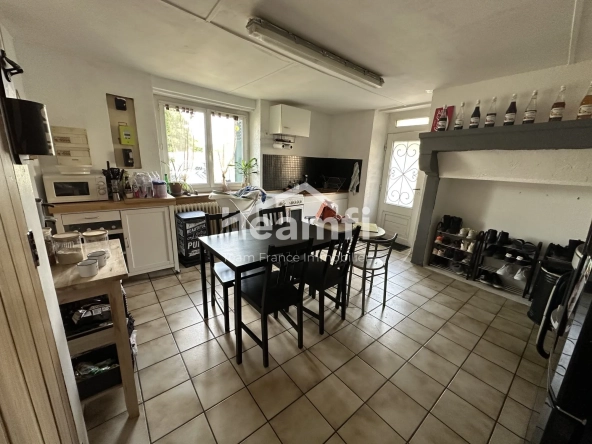Maison de 71 m² à Lezoux avec deux granges et potentiel d'investissement