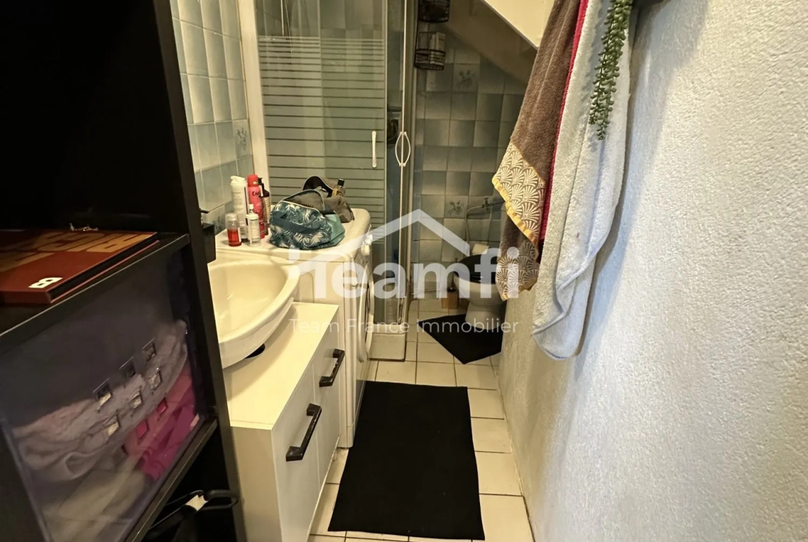 Maison de 71 m² à Lezoux avec deux granges et potentiel d'investissement 