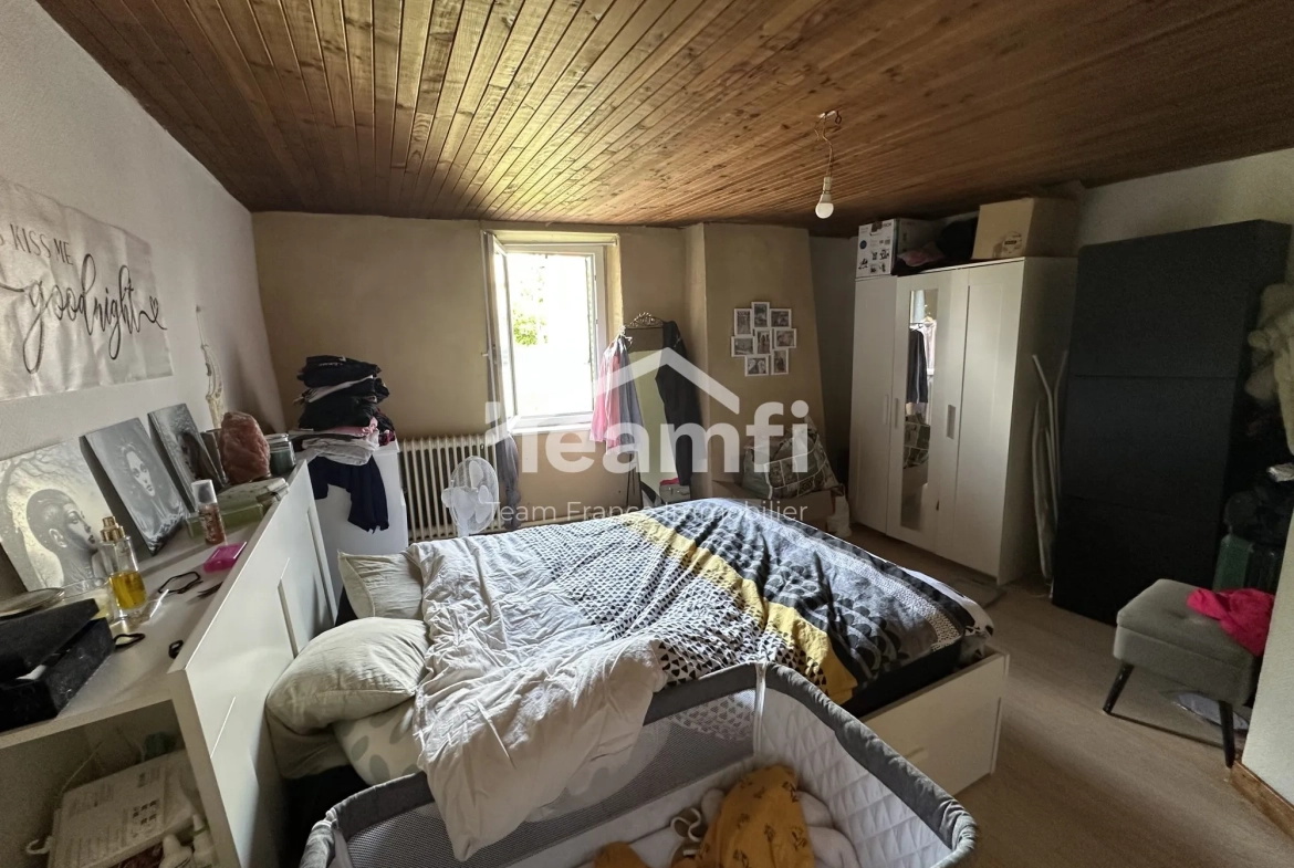 Maison de 71 m² à Lezoux avec deux granges et potentiel d'investissement 