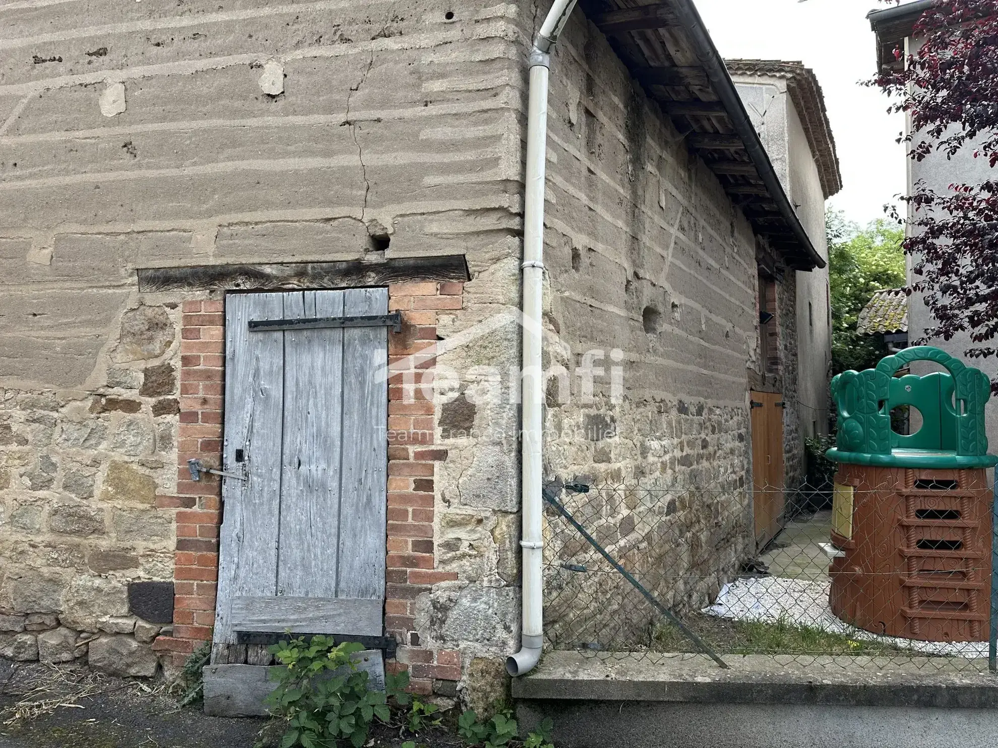 Maison de 71 m² à Lezoux avec deux granges et potentiel d'investissement 