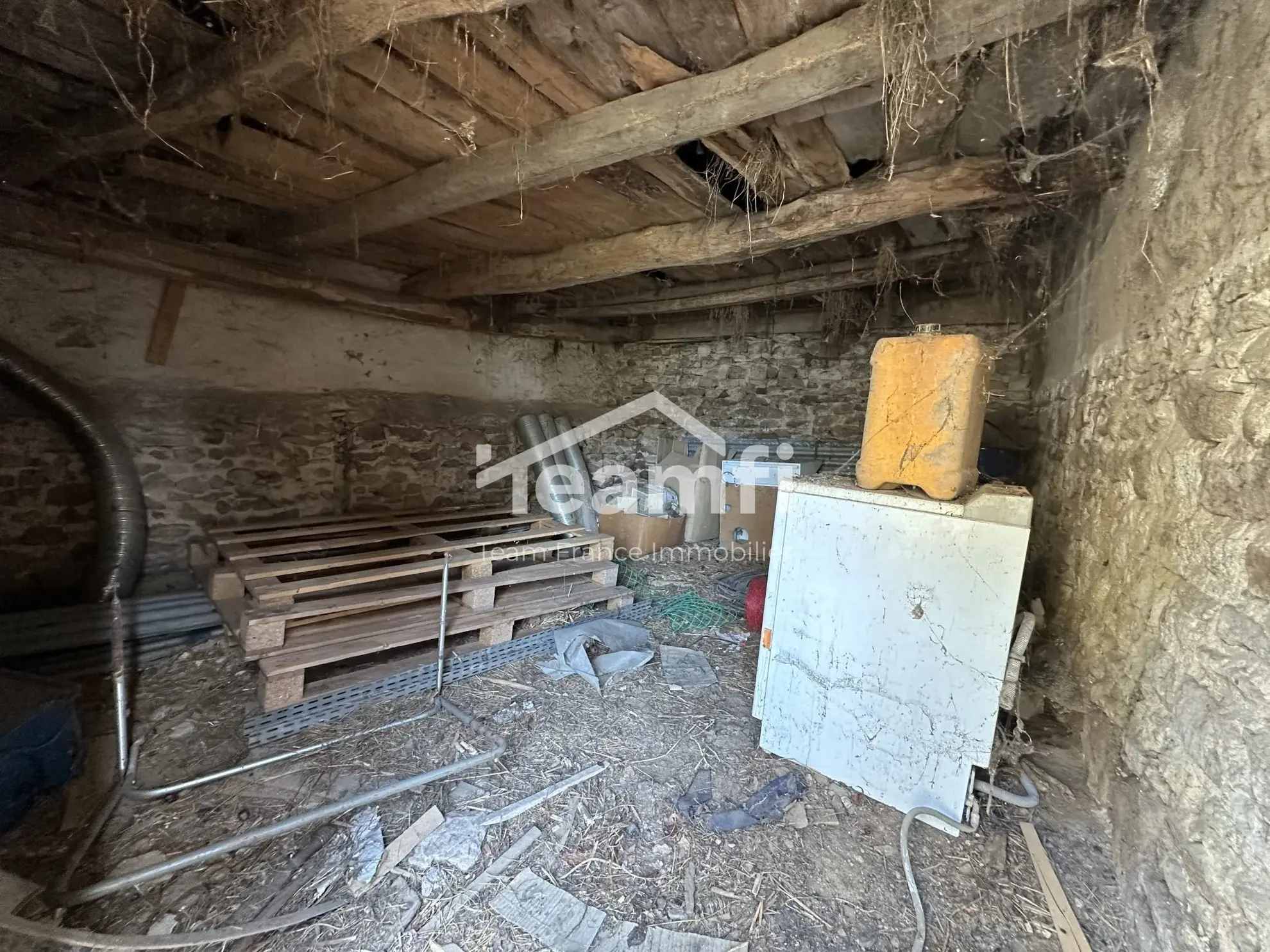 Maison de 71 m² à Lezoux avec deux granges et potentiel d'investissement 