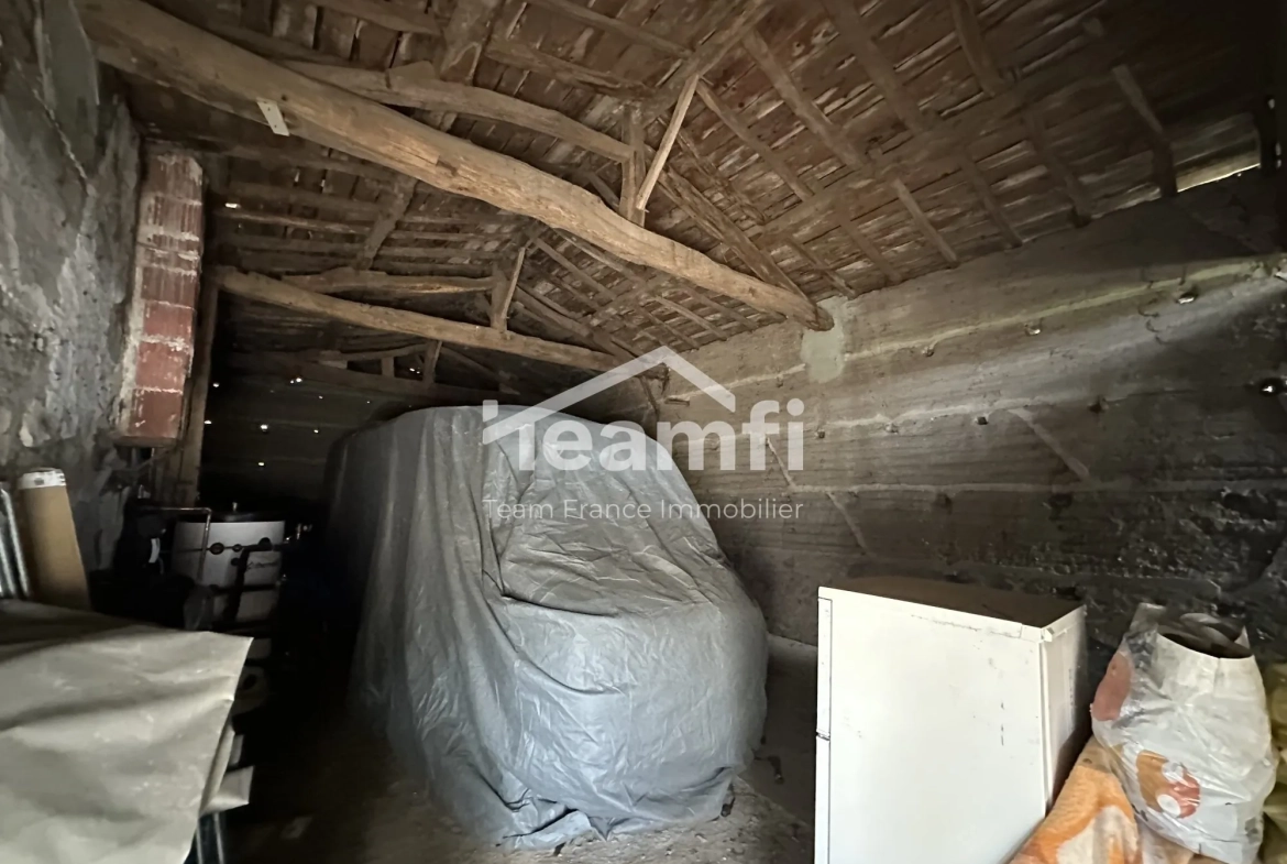 Maison de 71 m² à Lezoux avec deux granges et potentiel d'investissement 