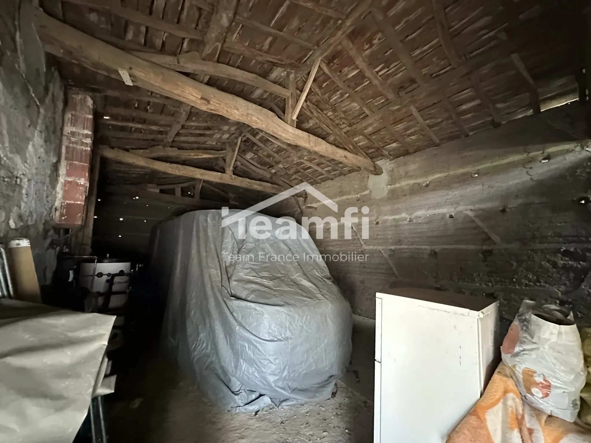 Maison de 71 m² à Lezoux avec deux granges et potentiel d'investissement 
