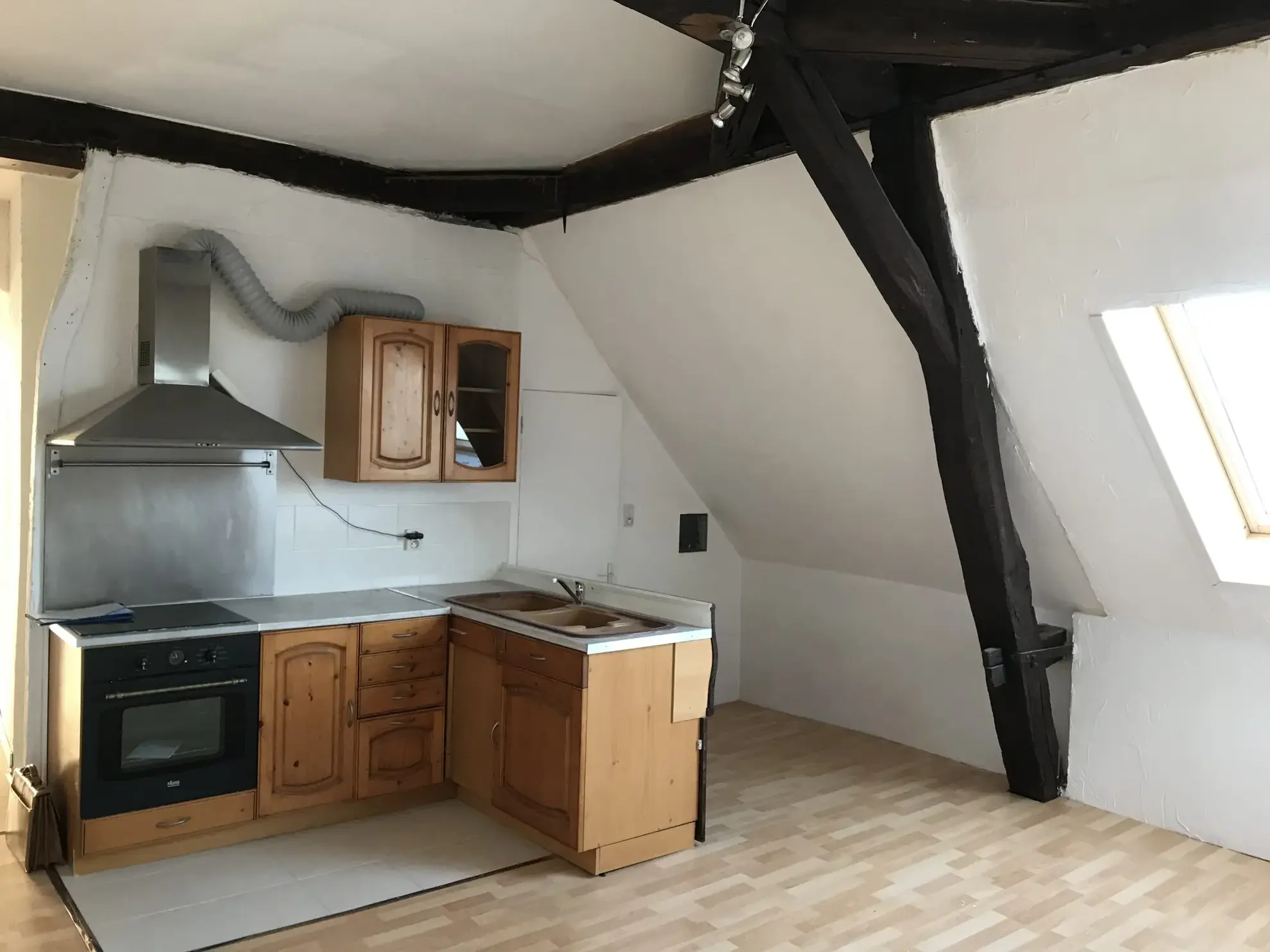 Immeuble à vendre à Courtenay de 232 m² avec 5 appartements à rénover 