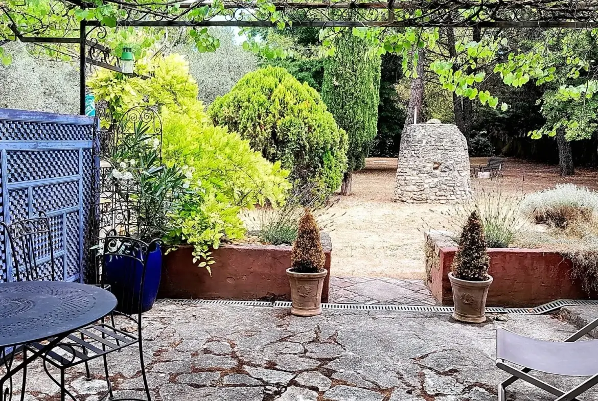 Appartement lumineux avec terrasse dans résidence sécurisée au Beaucet 