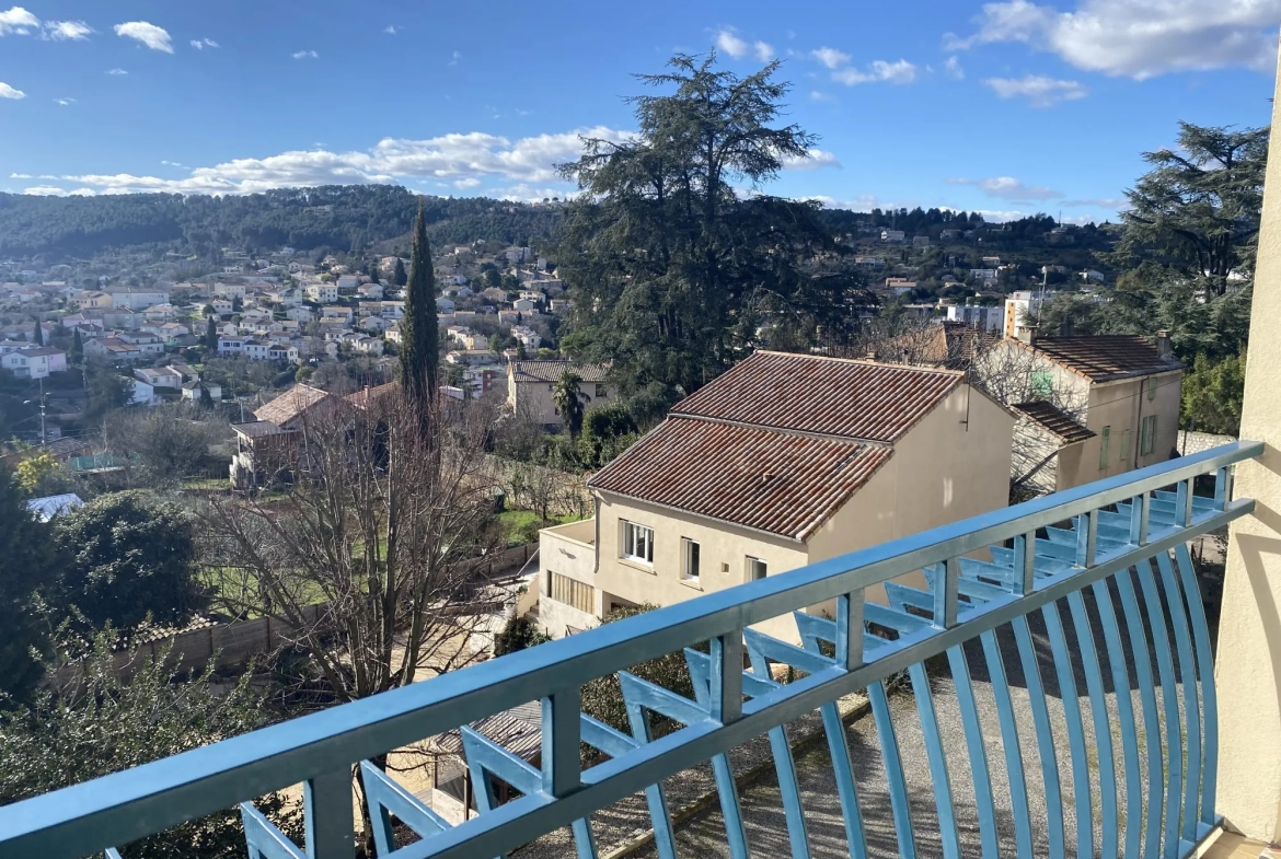 Appartement T3 traversant avec terrasse, parking privé et cave à Aubenas 