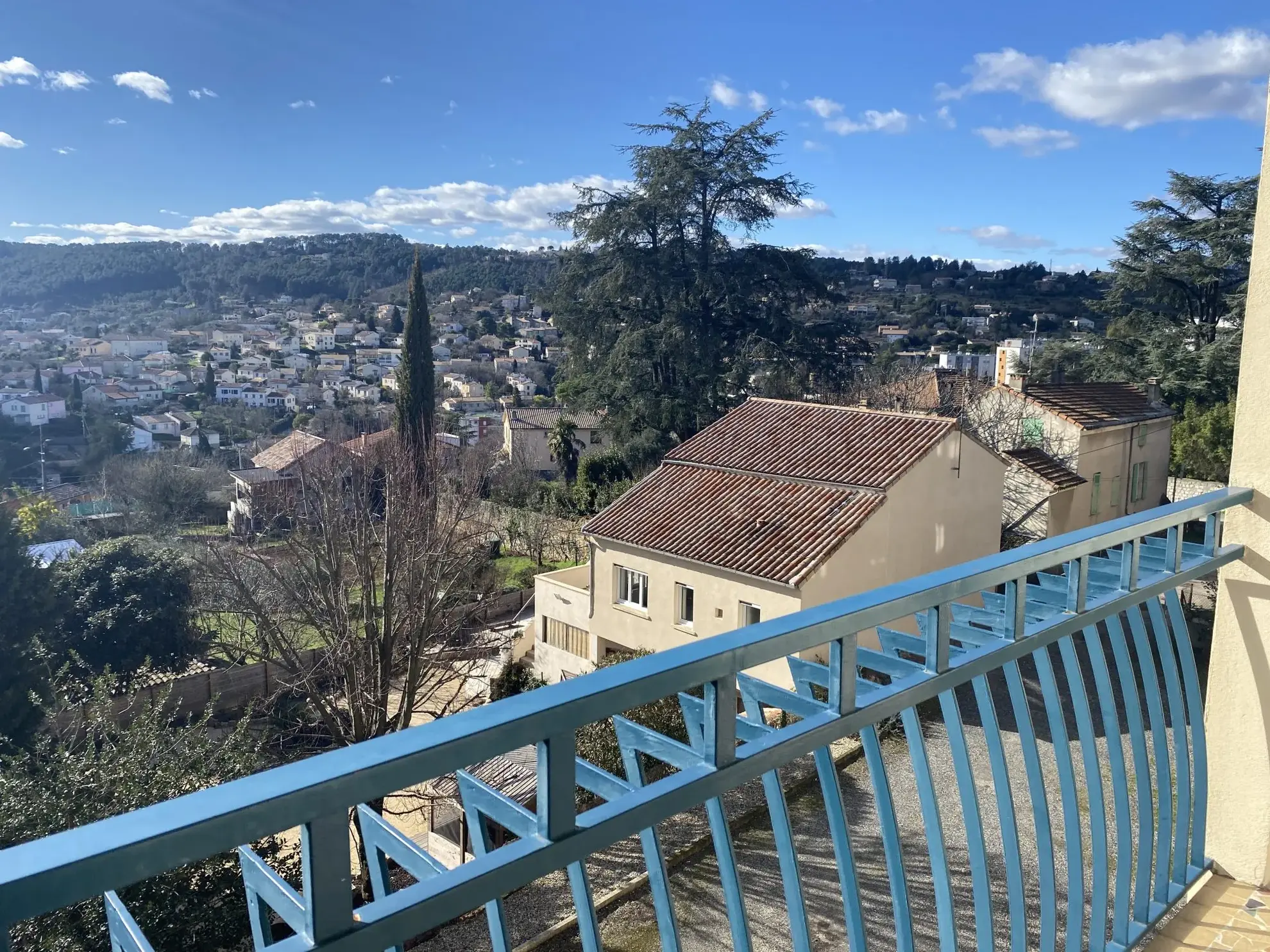 Appartement T3 traversant avec terrasse, parking privé et cave à Aubenas 