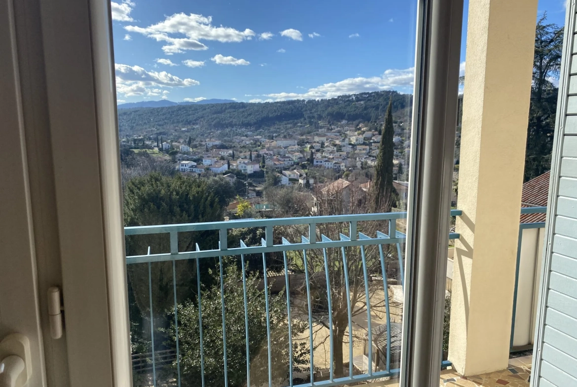 Appartement T3 traversant avec terrasse, parking privé et cave à Aubenas 