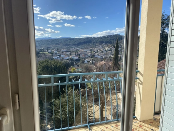 Appartement T3 traversant avec terrasse, parking privé et cave à Aubenas