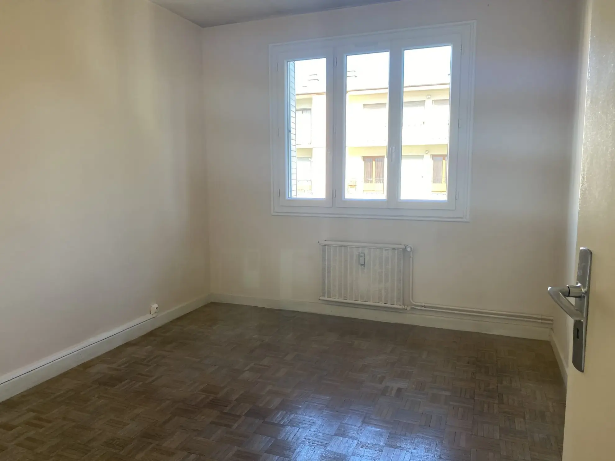Appartement T3 traversant avec terrasse, parking privé et cave à Aubenas 