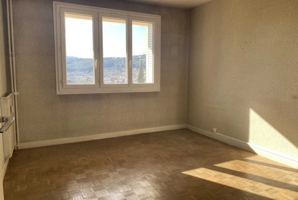 Appartement T3 traversant avec terrasse, parking privé et cave à Aubenas 